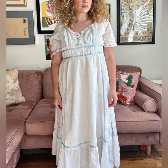 70s Vintage Gunne Sax Style Handmade White Eyelet Dress with Corset Front - Picture 3 of 7